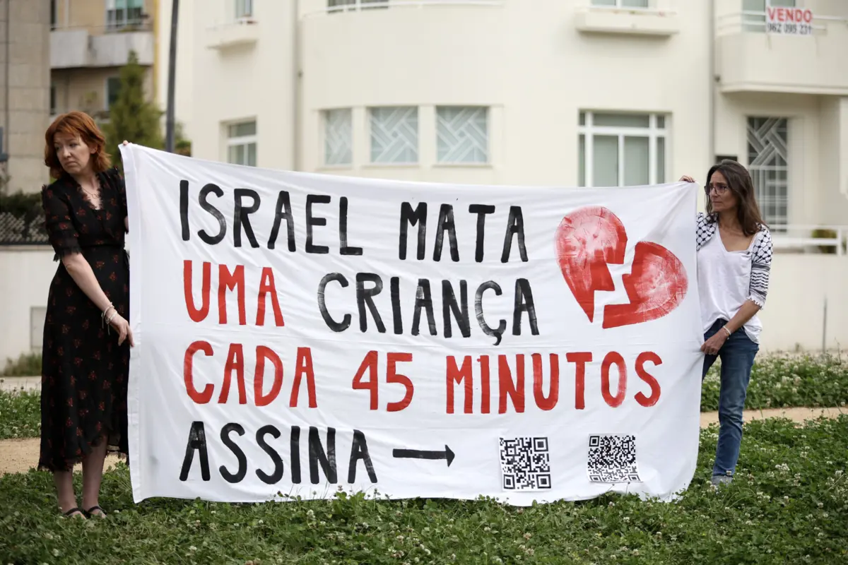 Imagem de contexto do artigo Com bonecos envoltos em mortalhas brancas, centenas formam cordão humano para lembrar as "18 mil crianças mortas por Israel"