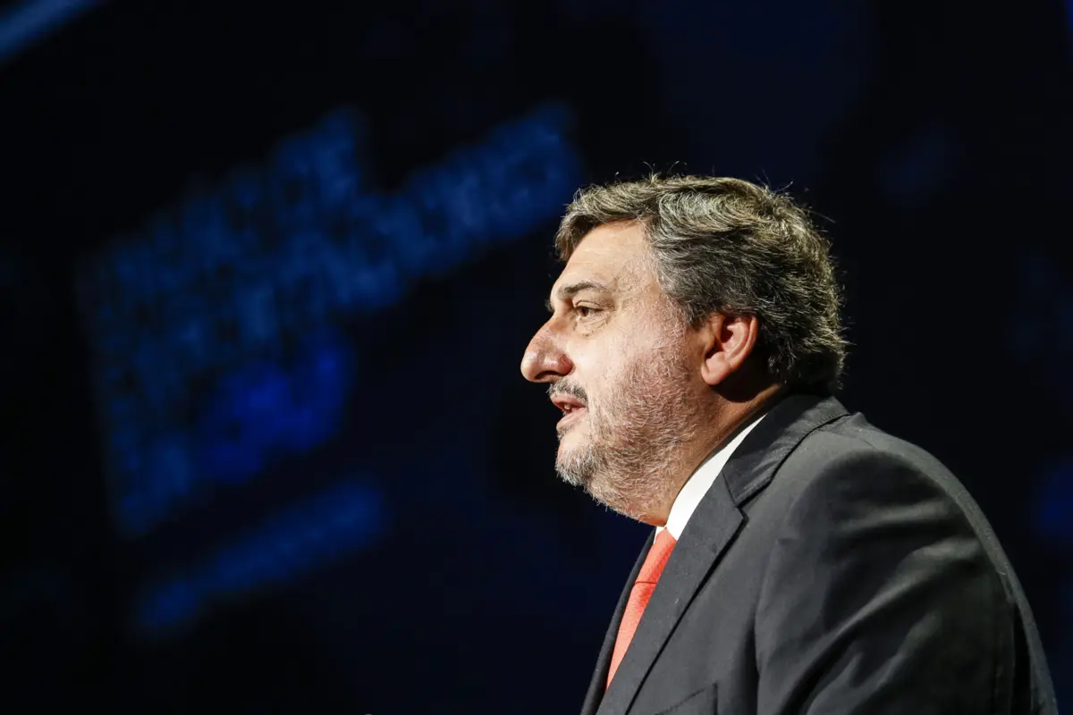 Luís Campos Ferreira diz que as comunidades de língua portuguesa "são fundamentais para ajudar a construir e a desenvolver um país como Portugal"