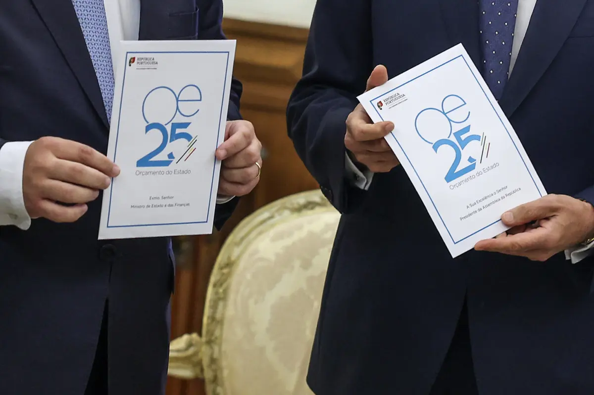Imagem de contexto do artigo Governo entrega esta quinta-feira proposta de OE2026 no Parlamento sem sinais de crise política