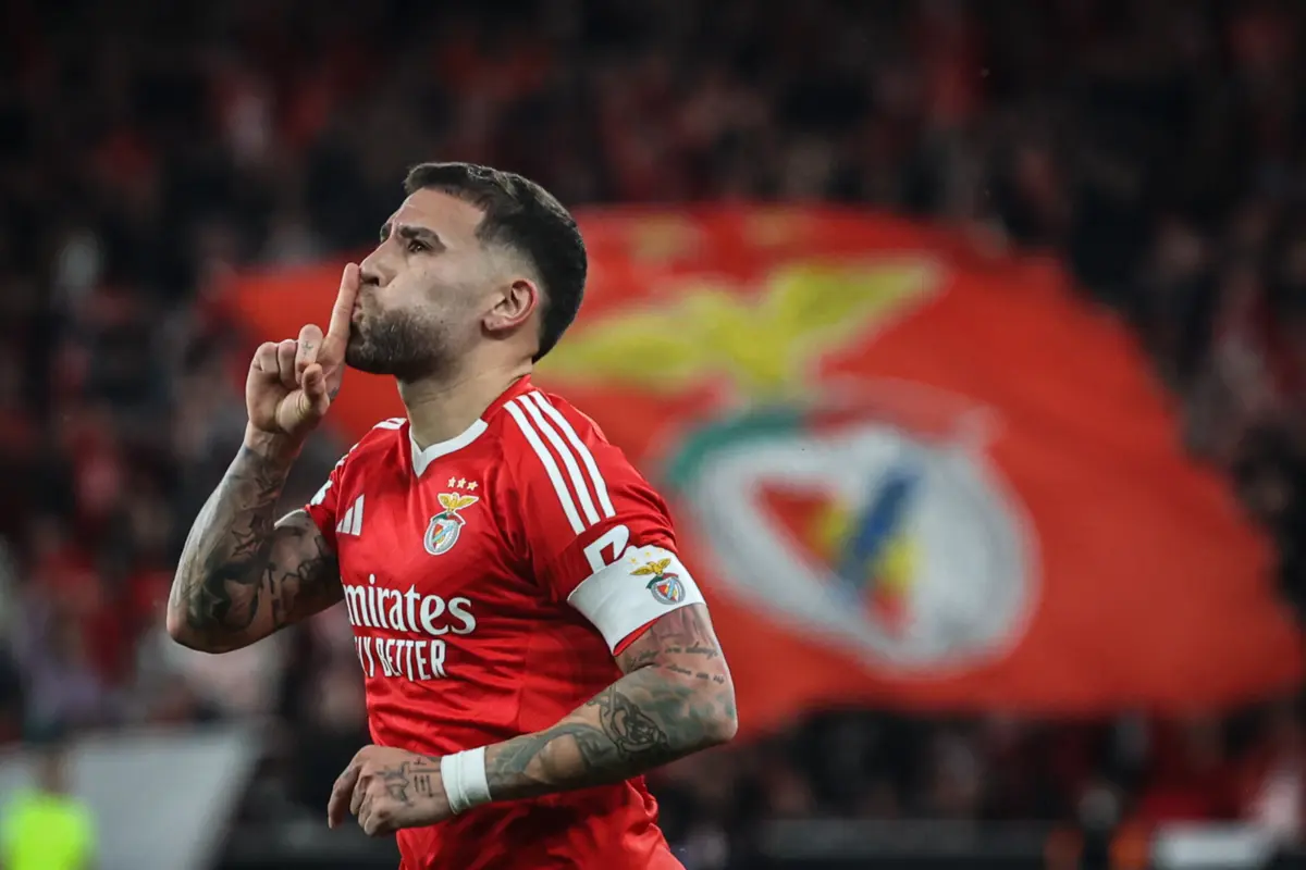 Otamendi cabeceou e reforçou a vantagem dos vermelhos e brancos