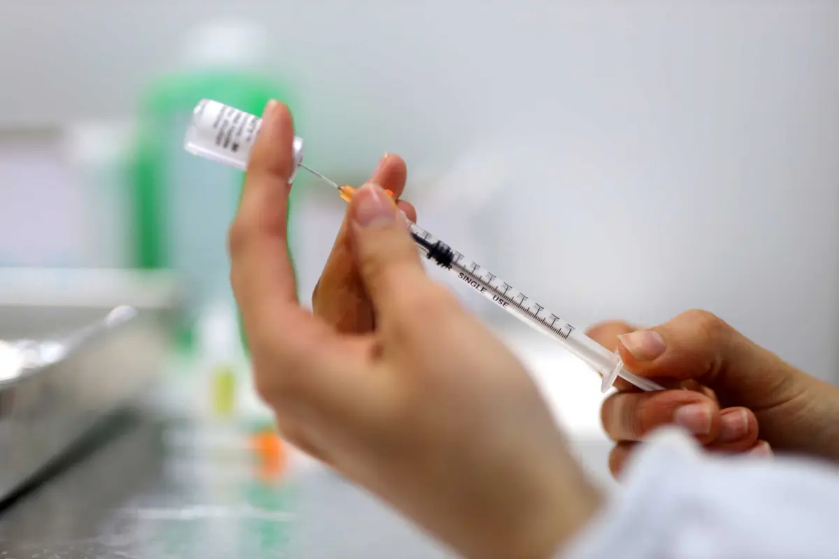 Ao evitar hospitalizações, cuidados intensivos e consultas, a vacinação também pode ajudar "a libertar recursos clínicos"