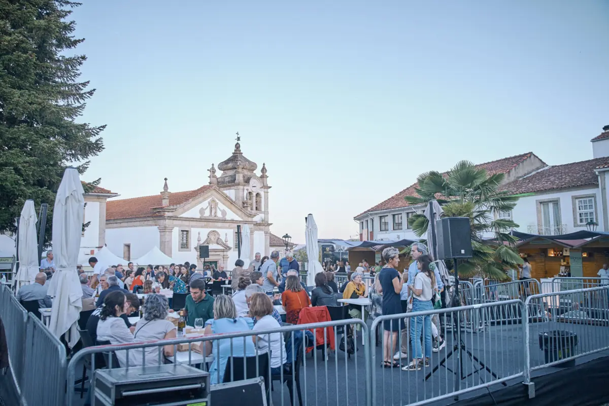 Imagem de contexto do artigo Murça em festa na praça com os vinhos brancos do Douro