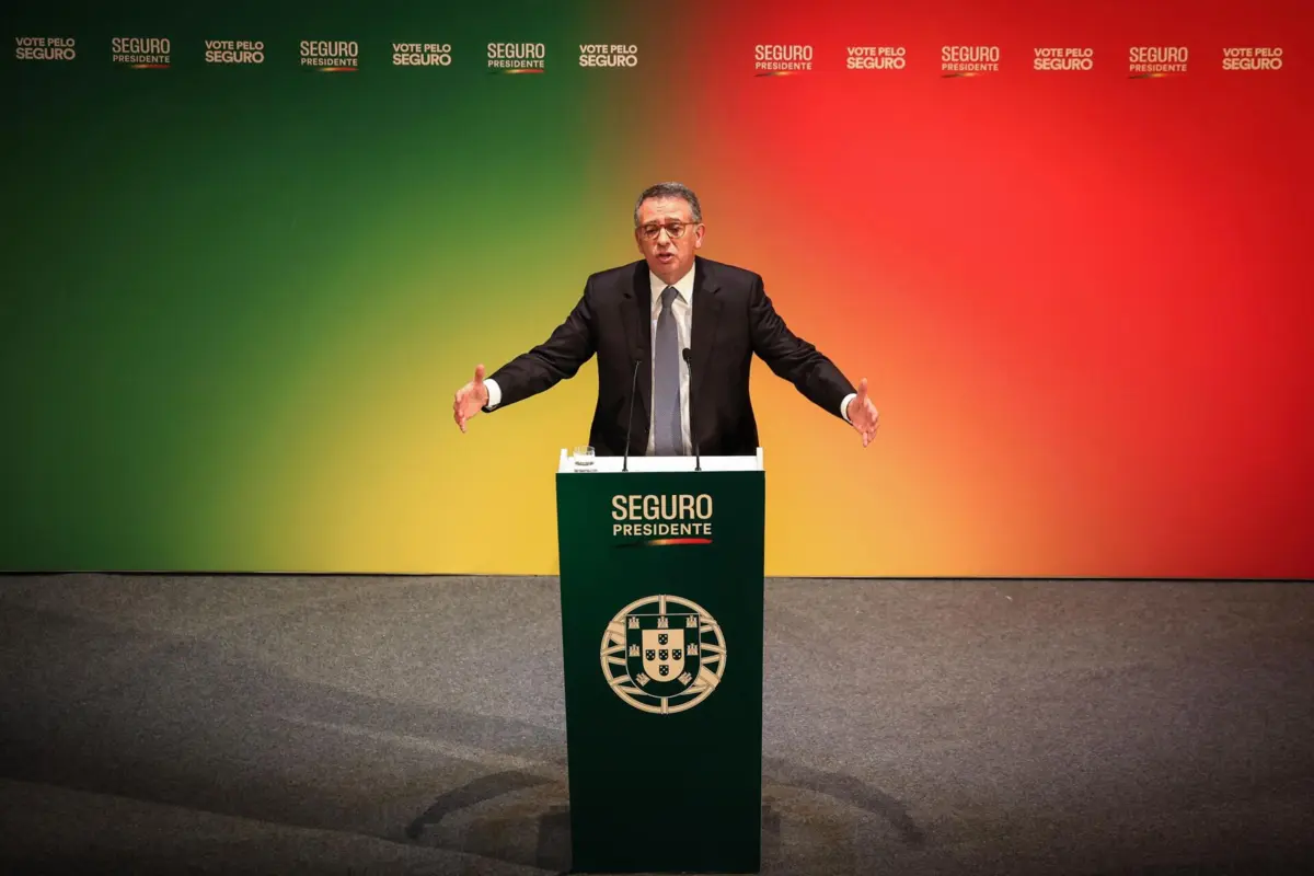 Imagem de contexto do artigo Seguro quer apoios no terreno rapidamente. Com telhados no chão e janelas partidas, alerta que "pessoas estão aflitas"