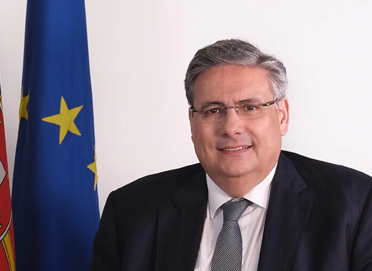 Imagem de contexto do artigo Carlos Abreu Amorim sobe a ministro num Parlamento com dez partidos