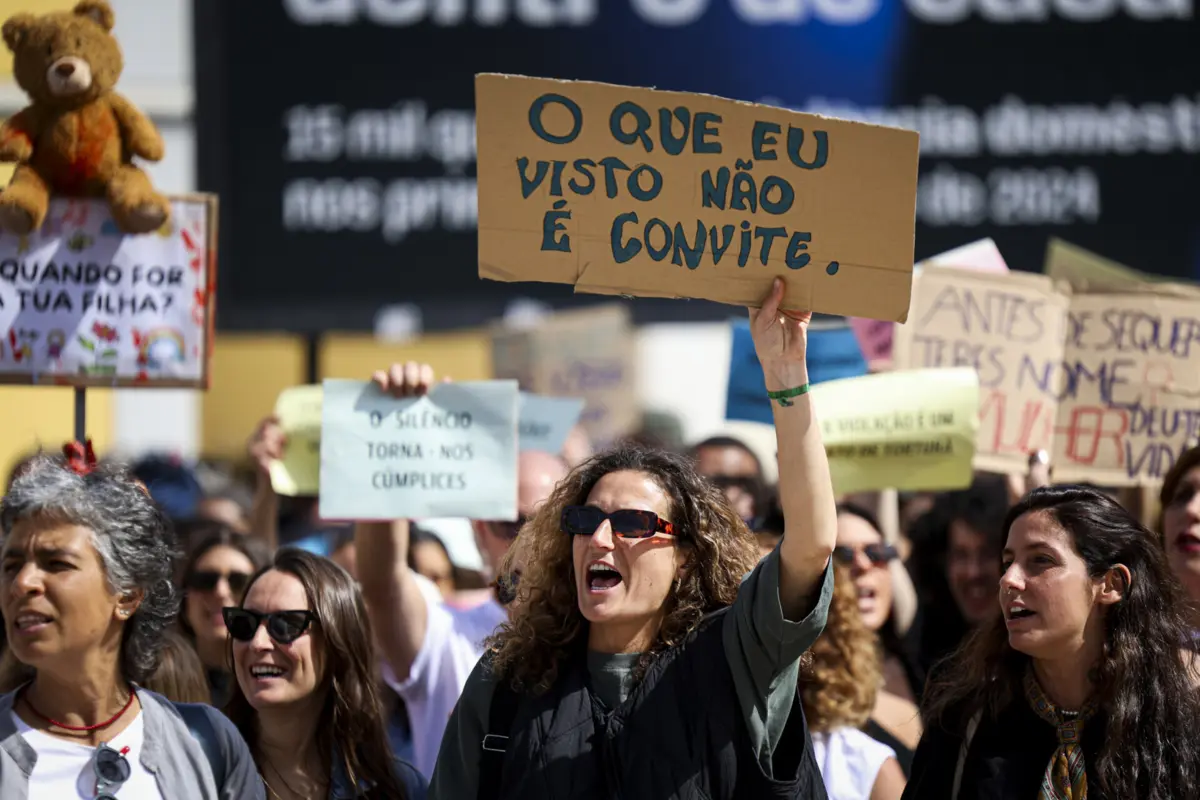 Imagem de contexto do artigo "Violação não tem perdão." Centenas de pessoas manifestam-se em frente ao Parlamento