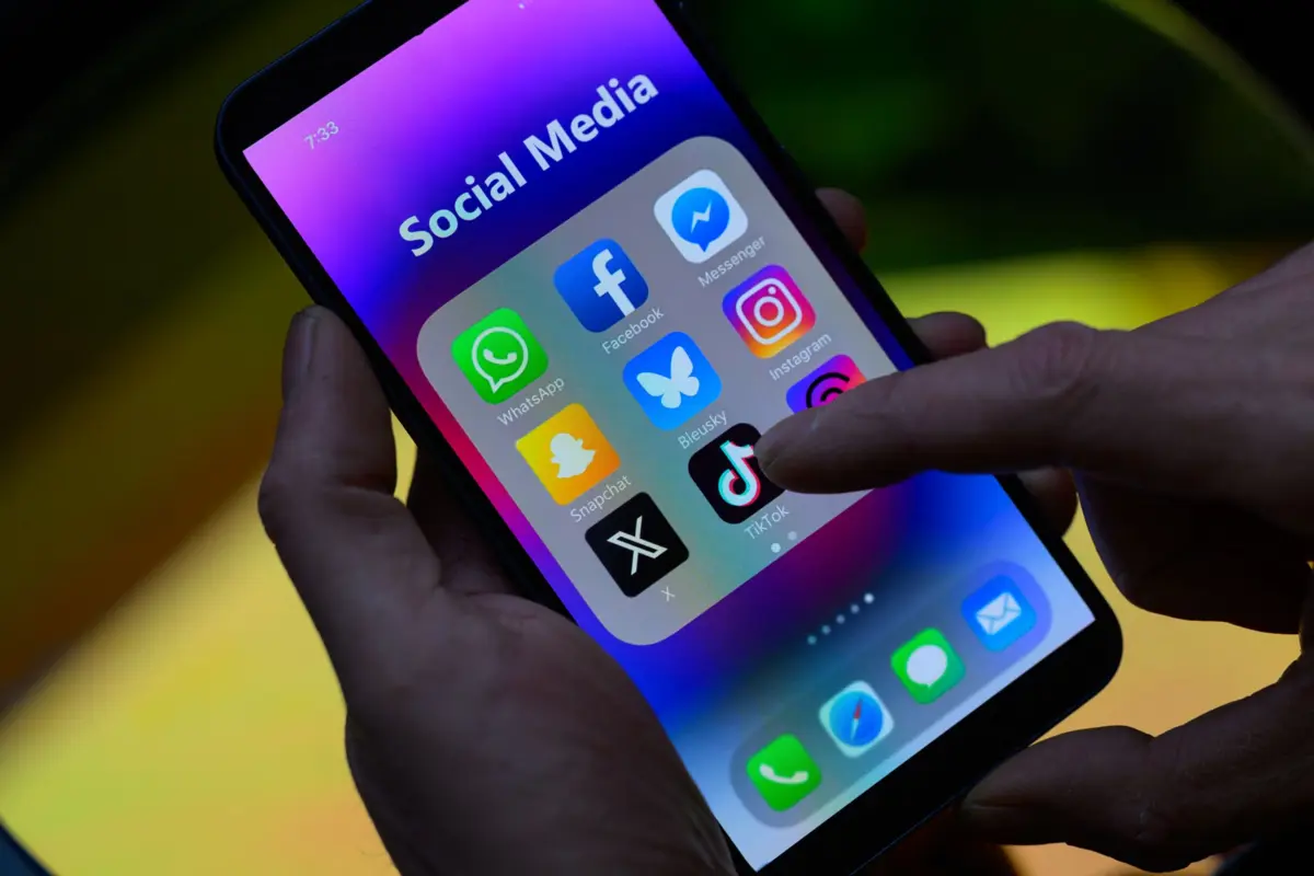 Imagem de contexto do artigo Bruxelas acusa TikTok e Meta de falta de transparência e avisa que redes sociais expõem menores a conteúdos prejudiciais