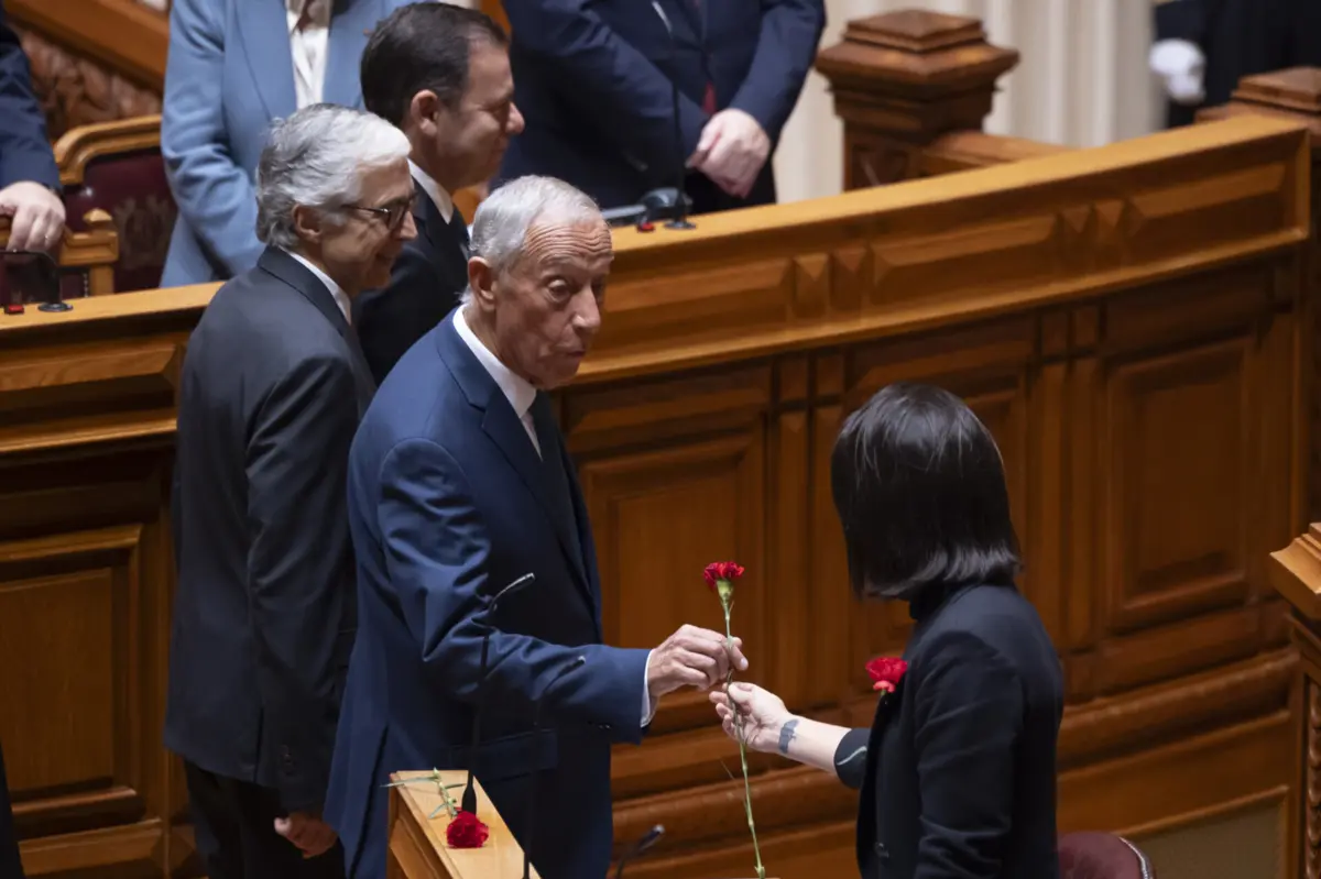 O Presidente da República recebe um cravo da deputada do Bloco de Esquerda, Joana Mortágua, à chegada para a sessão comemorativa do 25 de Novembro (José Sena Goulão/Lusa)