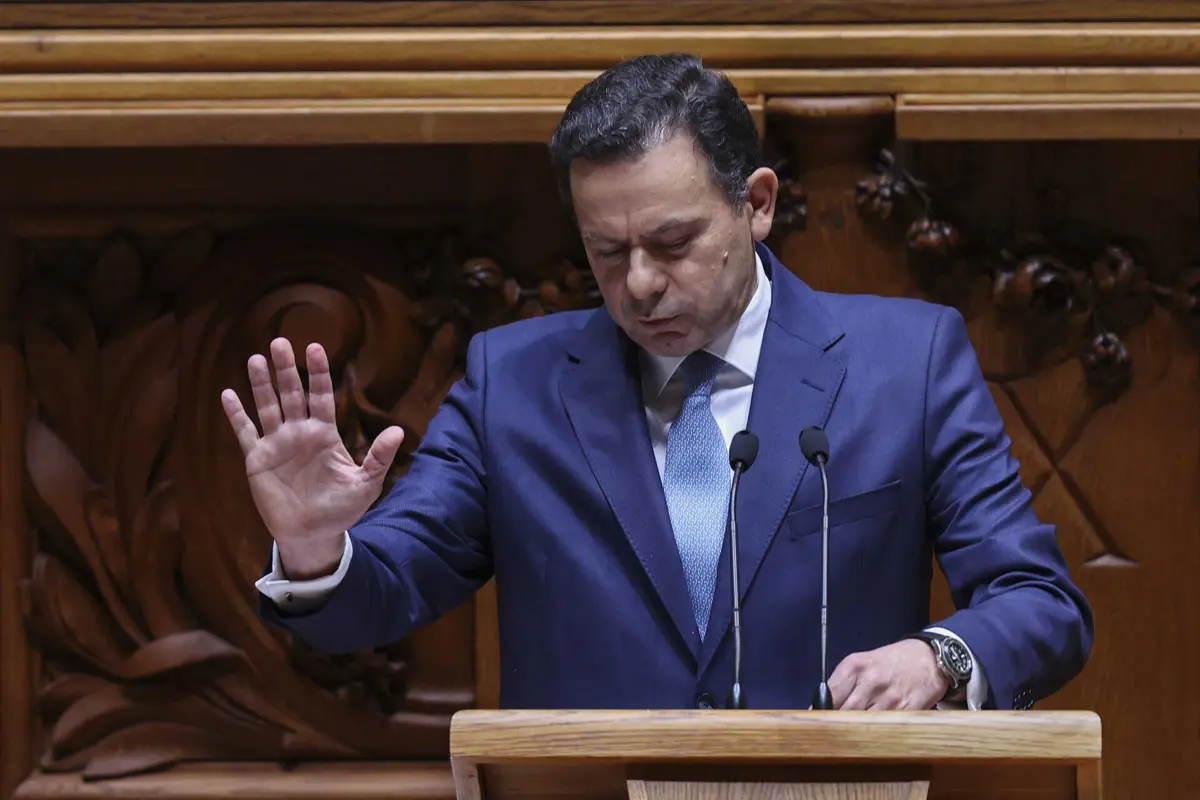 Imagem de contexto do artigo Montenegro recusa que haja conflito de interesses para governantes com ações em imobiliárias