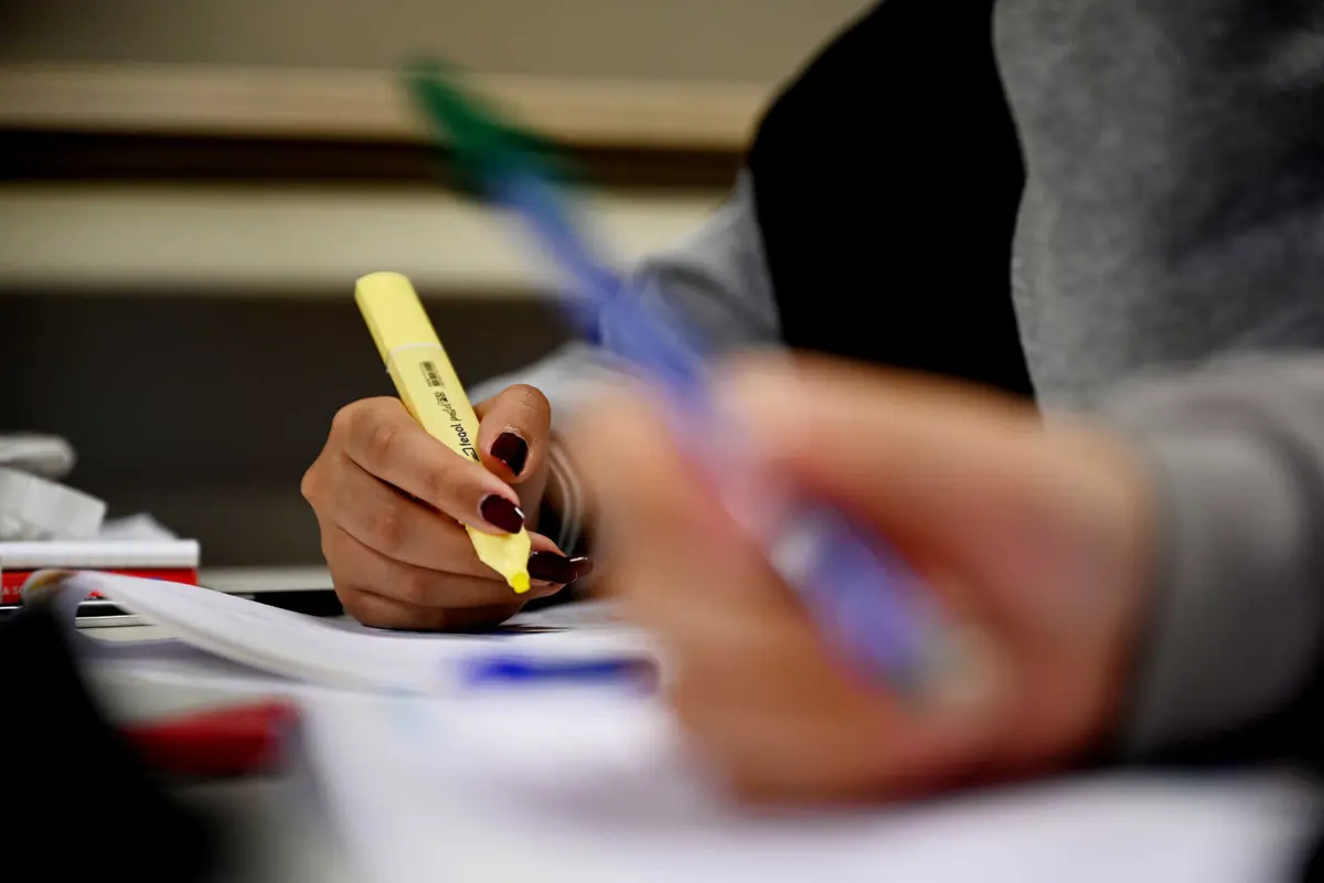 Imagem de contexto do artigo Mais alunos e diversidade nas escolas, mas há desigualdades nos resultados