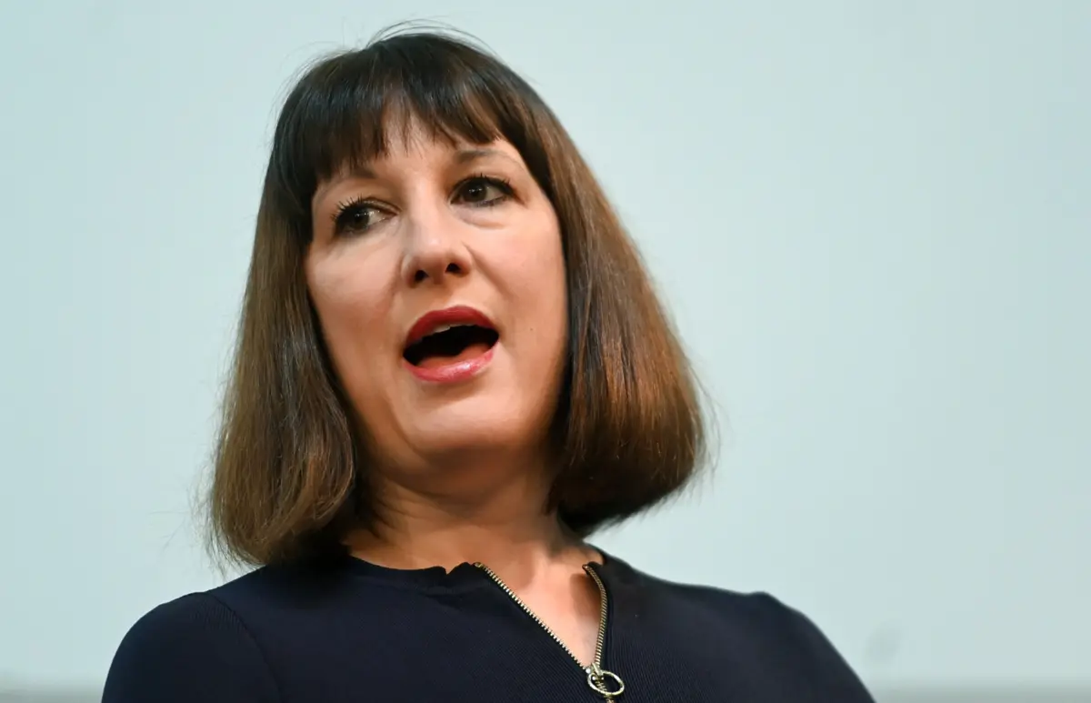 Imagem de contexto do artigo Governo britânico anuncia corte de 15% em custos operacionais na Função Pública