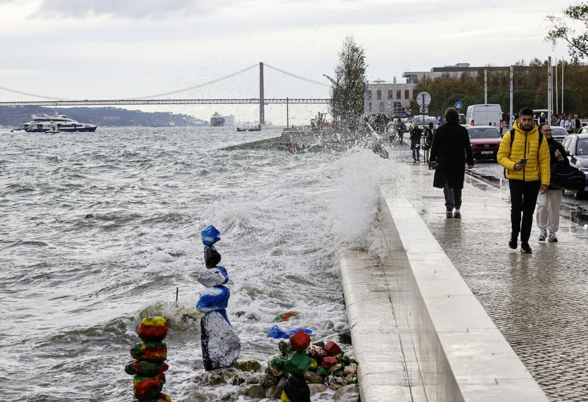 Imagem de contexto do artigo O que fazer com chuva, vento forte e agitação marítima? Eis as recomendações da Proteção Civil em caso de tempestade