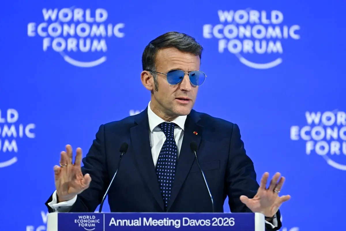 Discursando de óculos escuros, devido a um pequeno problema ocular, Macron exortou ainda os outros Estados-membros da UE a não hesitarem em aplicar o instrumento anticoerção
