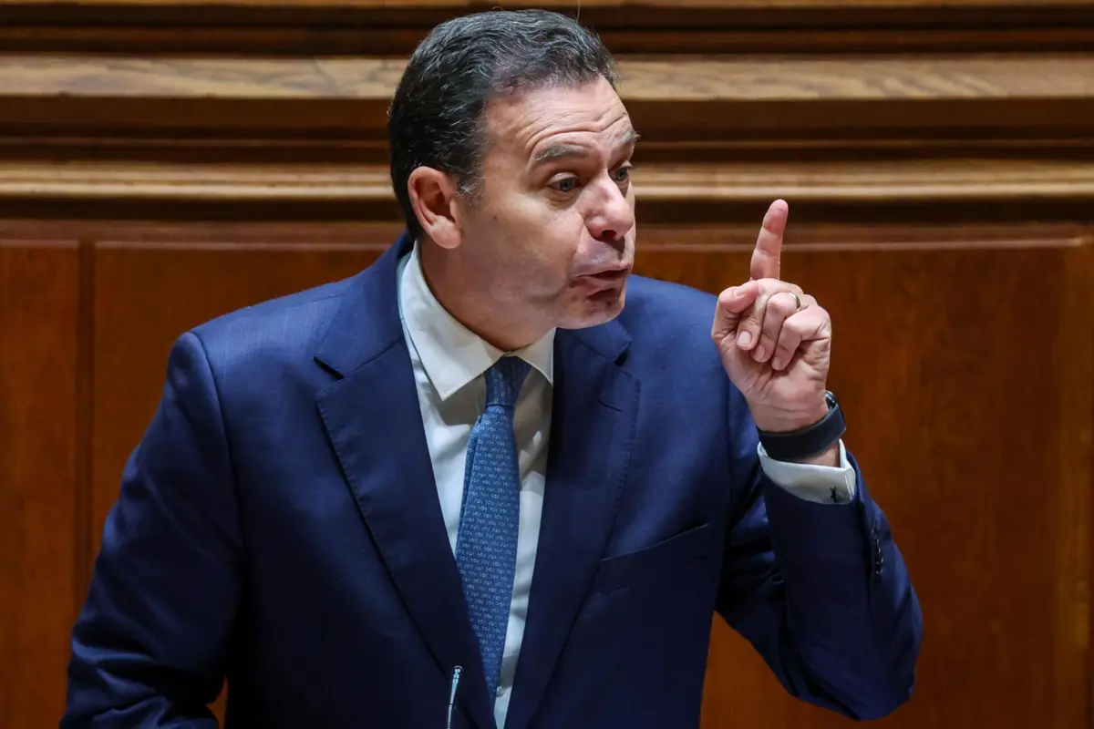 Imagem de contexto do artigo Da "greve sem sentido" às "medidas imorais": o essencial do debate na AR onde Montenegro vestiu fato de "trabalhador sindicalizado"