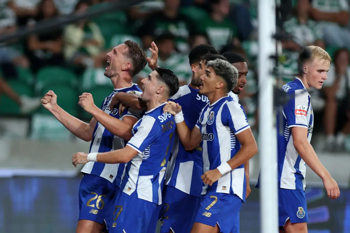 Imagem de contexto do artigo Farioli iluminou arco triunfal de William Gomes. FC Porto vence Sporting em Alvalade e é líder da Liga