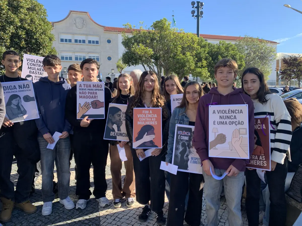 Imagem de contexto do artigo Centenas de alunos desfilam em Faro contra a violência sobre as mulheres