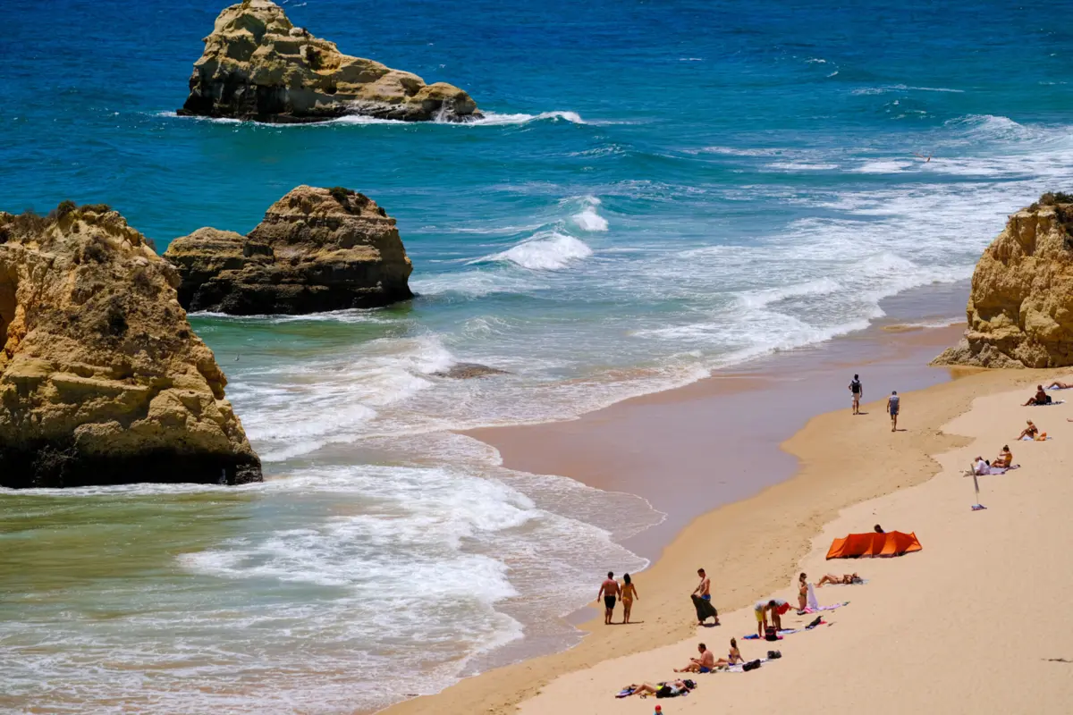 Imagem de contexto do artigo "Conclusões um bocadinho alarmantes." Mais de 50 crianças e jovens morreram por afogamento entre 2020 e 2023