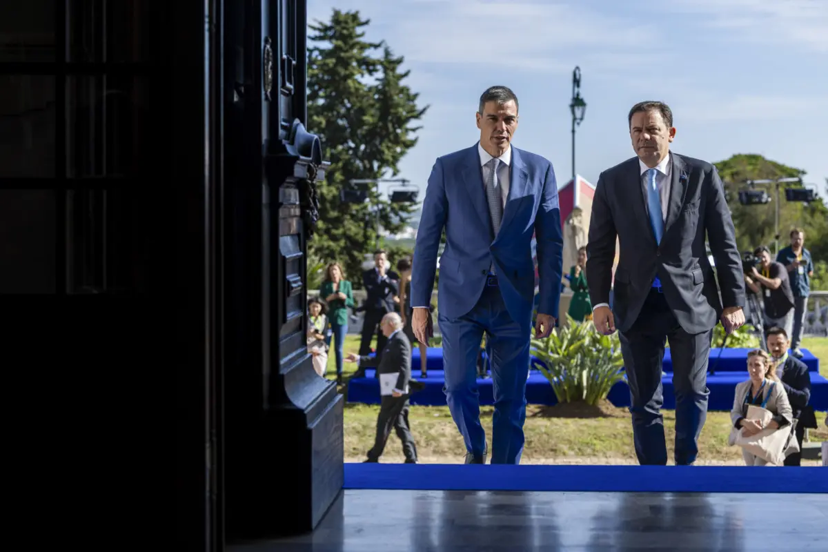 Pedro Sánchez (à esquerda) e Montenegro