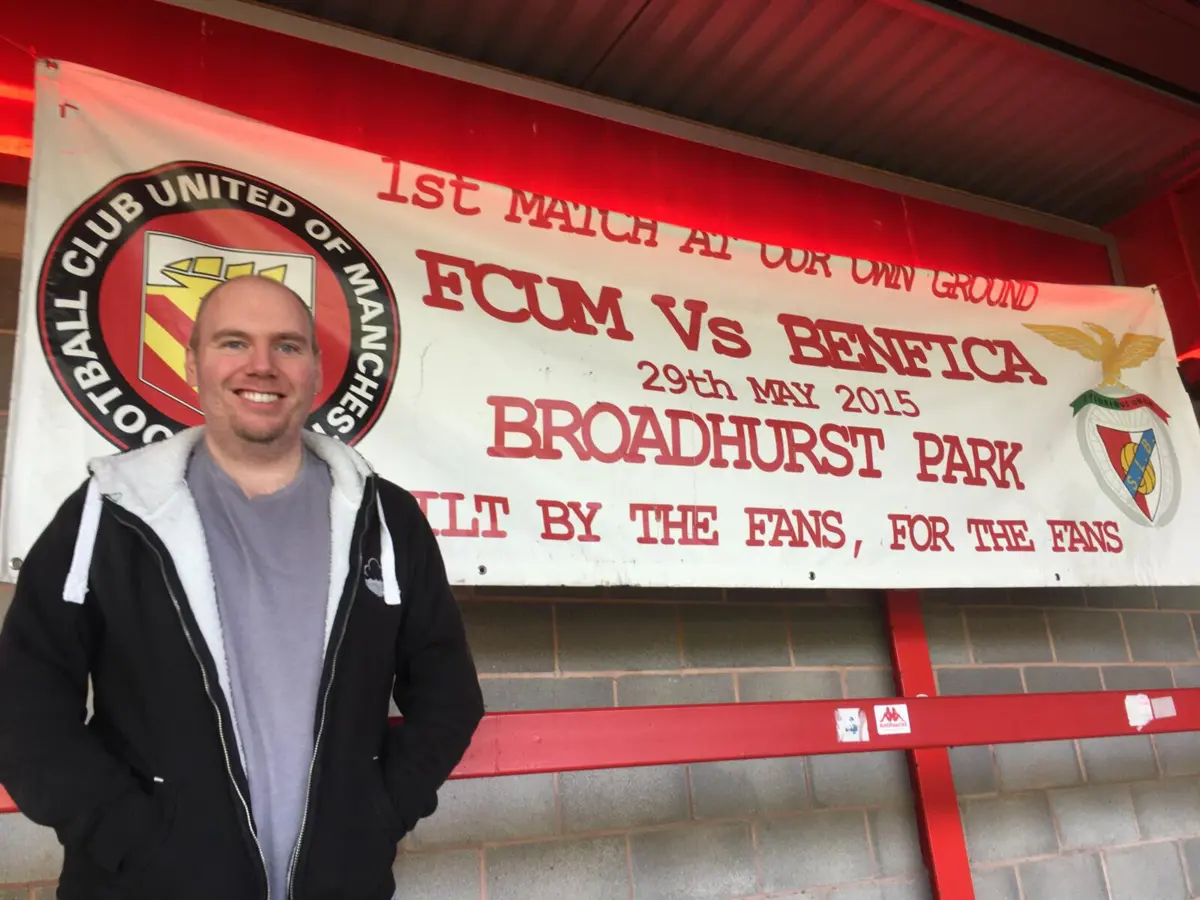 Imagem de contexto do artigo Fundado por antigos adeptos do United, há um clube em Manchester que vive para a comunidade e tem o Benfica na bancada