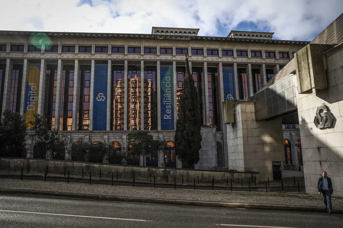 O sindicato diz que há "centenas de agências encerradas"