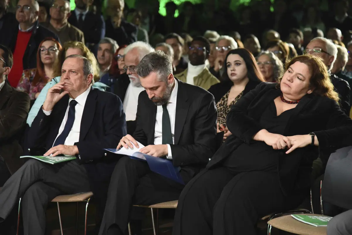 O PS elegeu no domingo 77 deputados, num total de 230