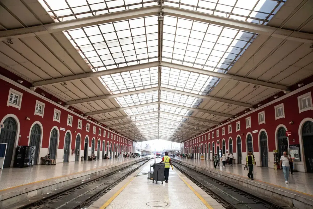 Imagem de contexto do artigo Vento arranca parte do telhado da estação de Santa Apolónia, em Lisboa. Circulação de comboios sem alterações
