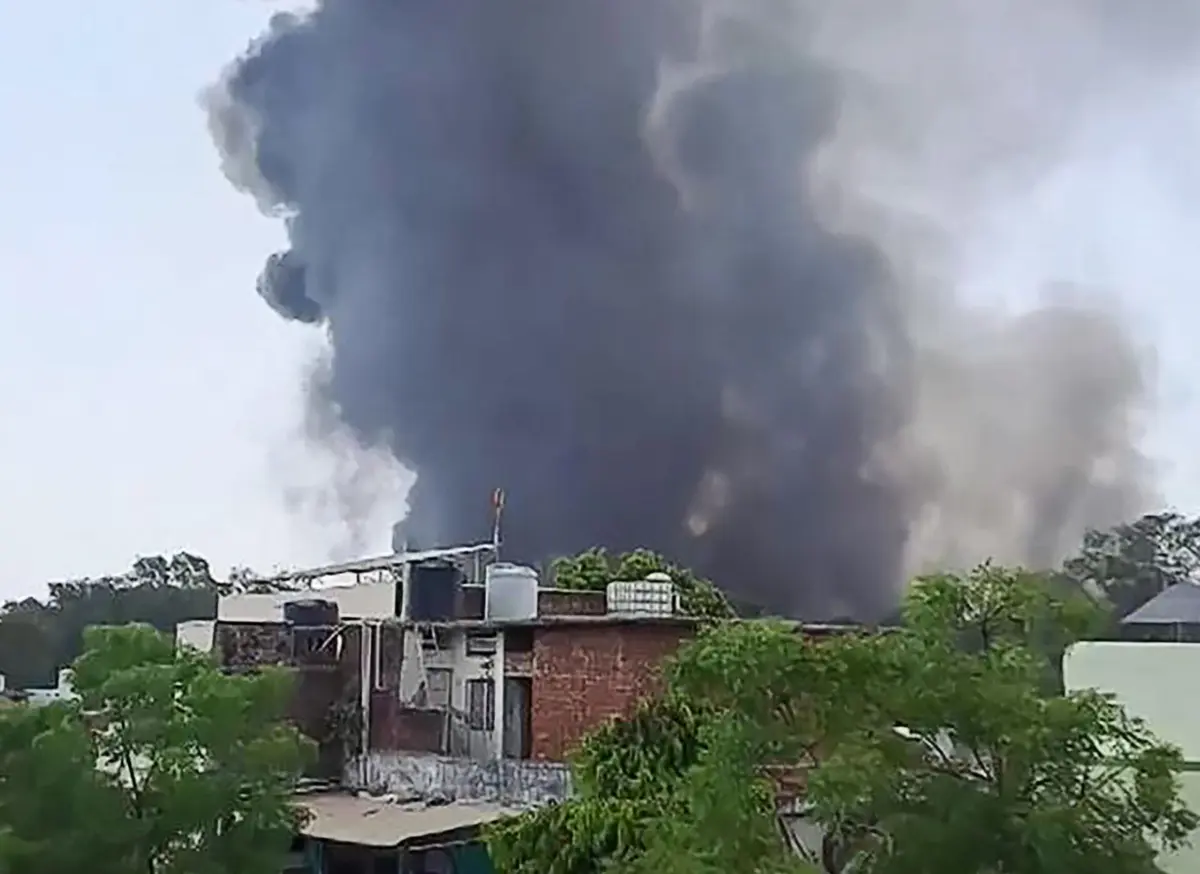 Imagem de contexto do artigo Avião cai em zona residencial na Índia: um sobrevivente, 268 mortos e sete portugueses seguiam a bordo