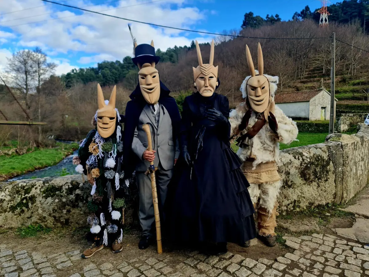 Casal espanhol e filhos vestem-se a rigor para o entrudo em Lazarim