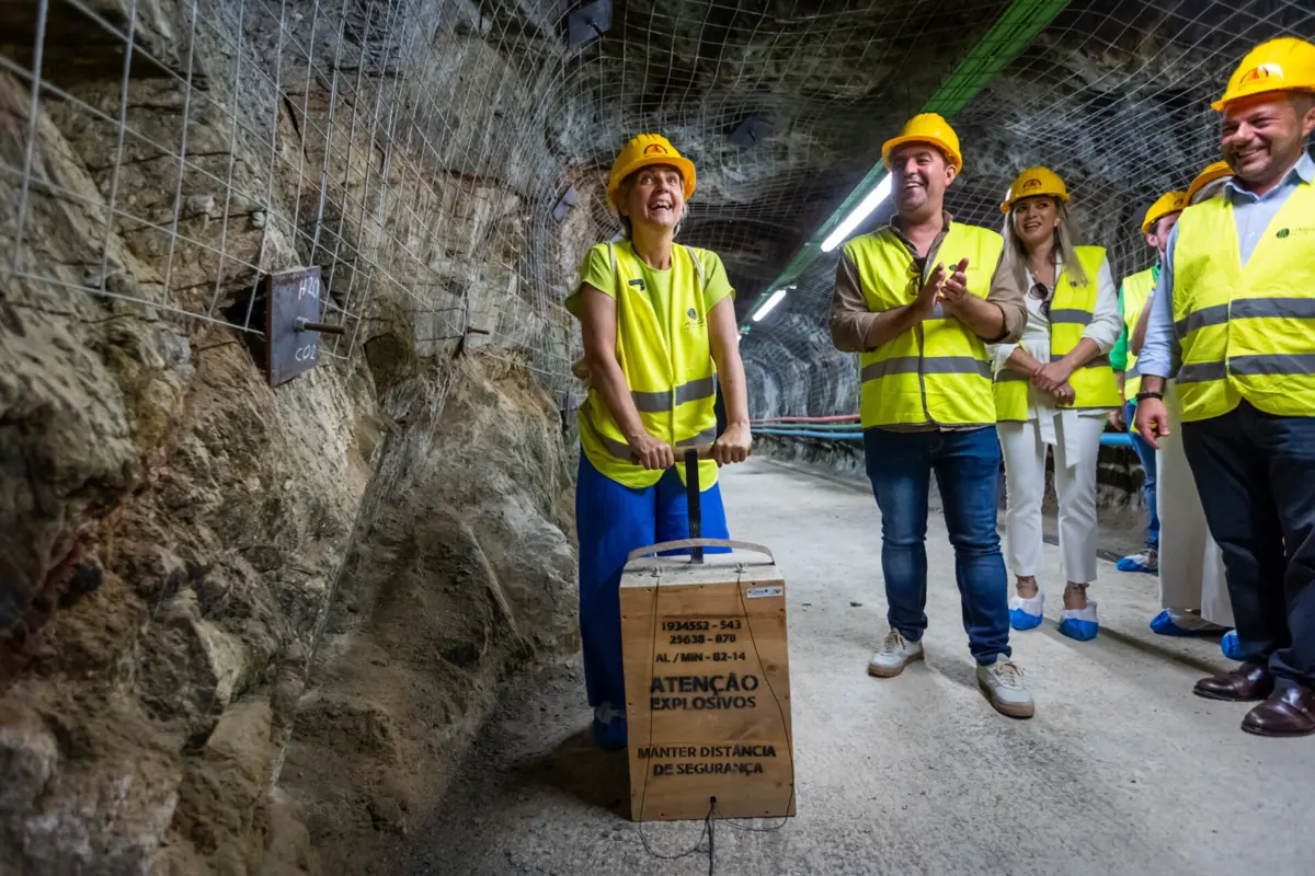 A antiga governante desceu 30 metros abaixo do solo e detonou uma “bomba”