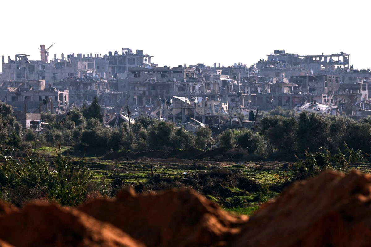 As pessoas têm escavado o solo para aceder a condutas de água, que utilizam para beber e se lavarem