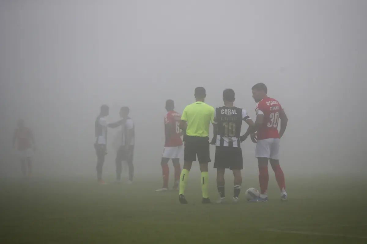 Imagem de contexto do artigo Nacional-Benfica adiado por causa do nevoeiro. Jogo retoma a 19 de dezembro
