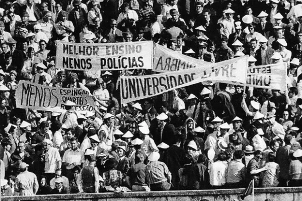 Imagem de contexto do artigo O dia em que o Jamor cruzou futebol e política: o golo que "se calhar não valia a pena ter feito" na "Taça da liberdade ganha por todos nós"