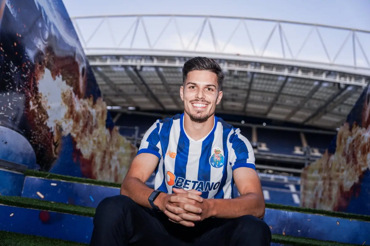 Imagem de contexto do artigo FC Porto contrata Moura e Djaló, Aktürkoglu reforça Benfica e Sporting anuncia Harder. Veja todas as transferências do último dia