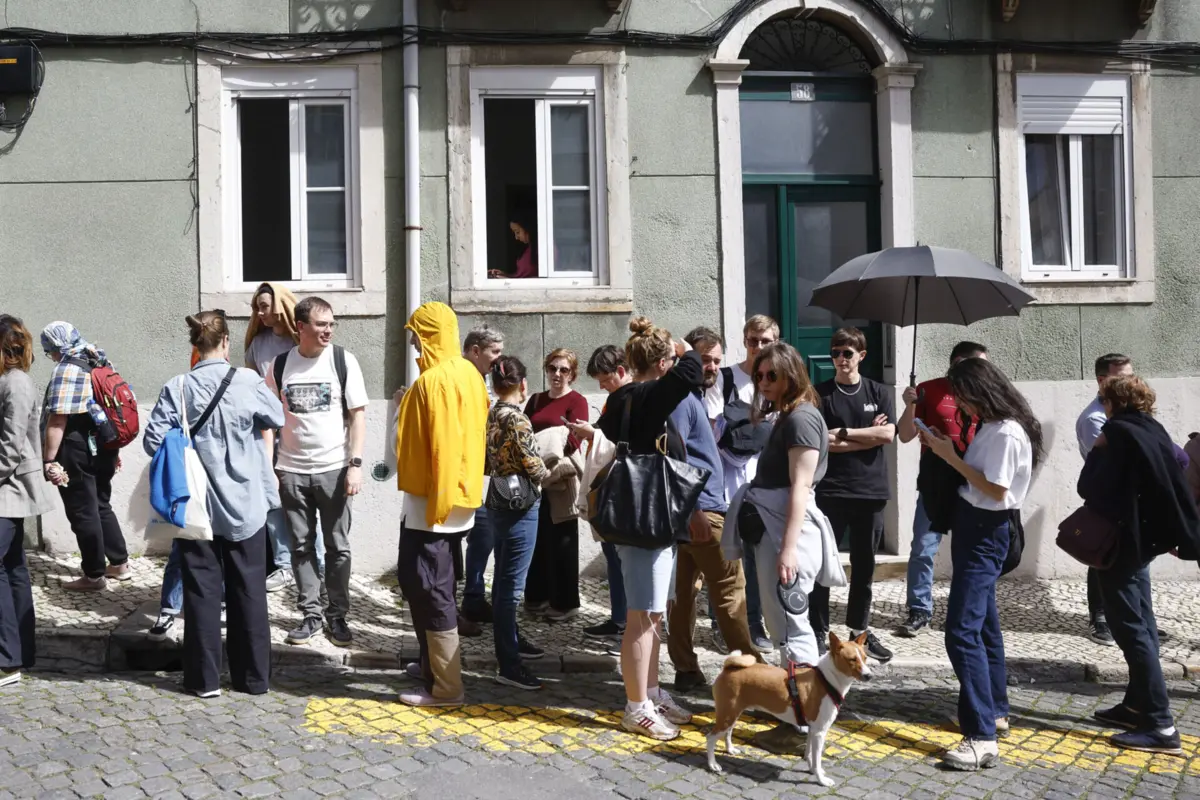 Imagem de contexto do artigo Centenas de russos esperam para votar na embaixada em Lisboa