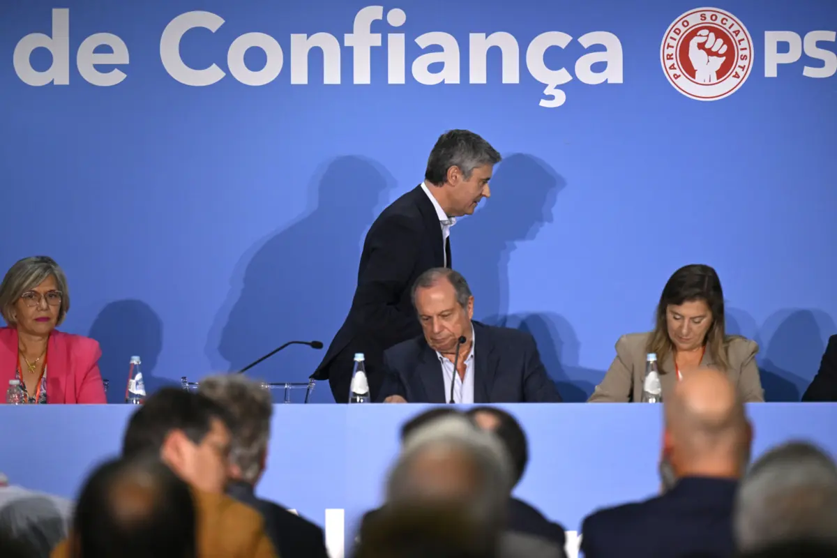 A proposta de apoio a Seguro foi apresentada, nesta tarde de domingo, pelo secretário-geral do Partido Socialista e pelo presidente do PS, José Luís Carneiro e Carlos César, respetivamente