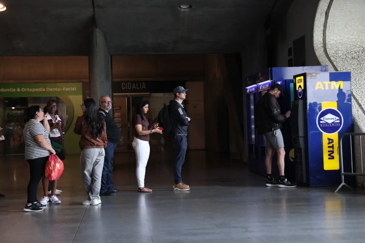 Imagem de contexto do artigo "Atividade económica parou." Frente Cívica pede a Montenegro que cobre indemnizações à REN devido ao apagão