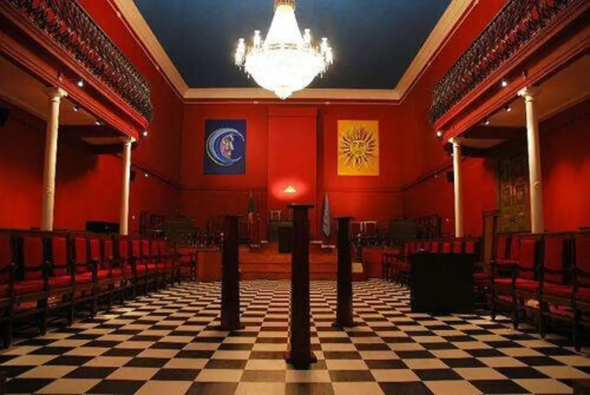 Imagem de contexto do artigo Maçonaria de portas abertas: uma sombra ruidosa