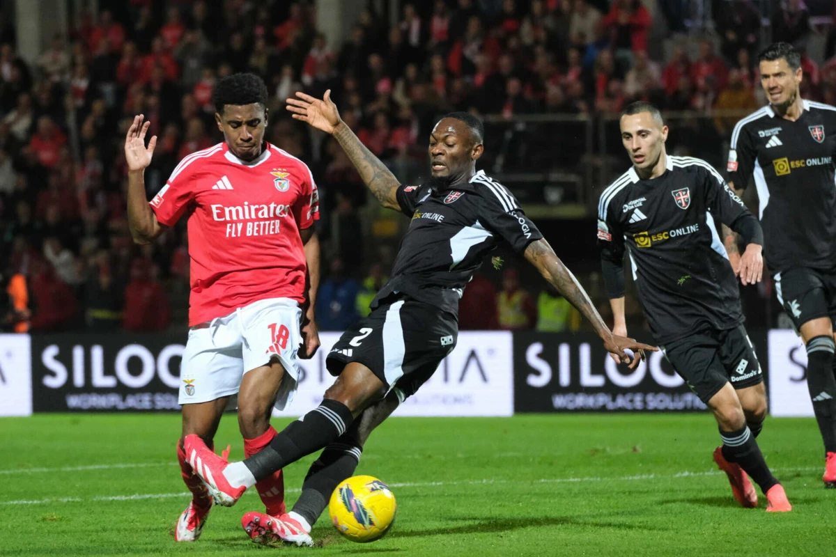 Imagem de contexto do artigo Sem piedade: Benfica perde com Casa Pia e soma terceira derrota consecutiva na Liga. Veja os golos