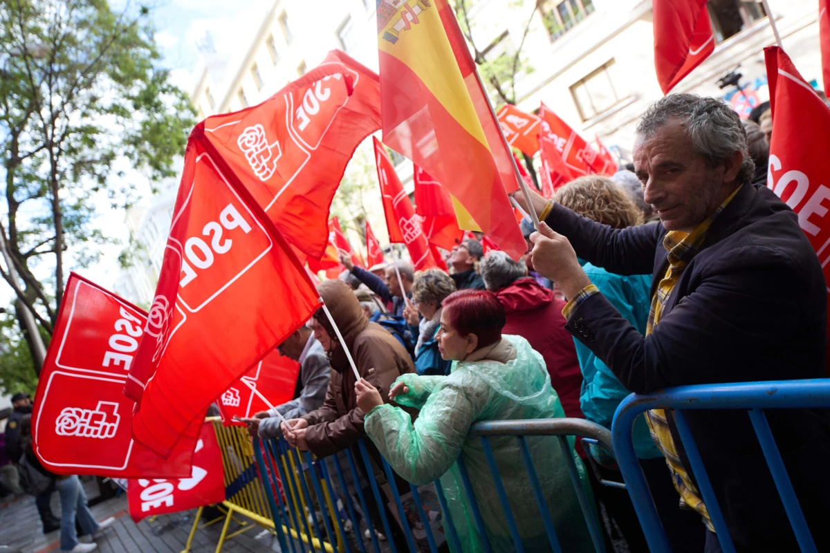 Imagem de contexto do artigo PSOE denuncia "guerra suja" da direita e pede a Sánchez para não se demitir