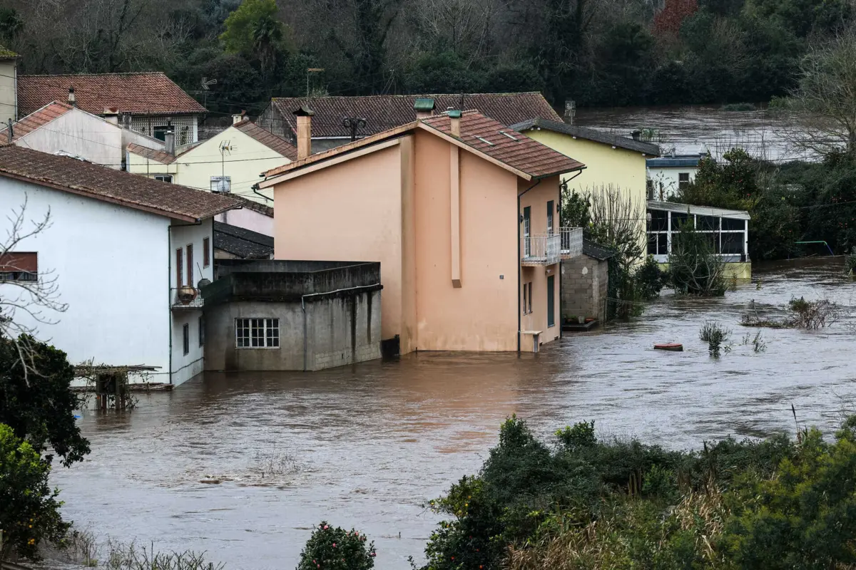 Imagem de contexto do artigo "Fortes rajadas de vento" e chuva provocam derrocada de edifício em Torres Novas