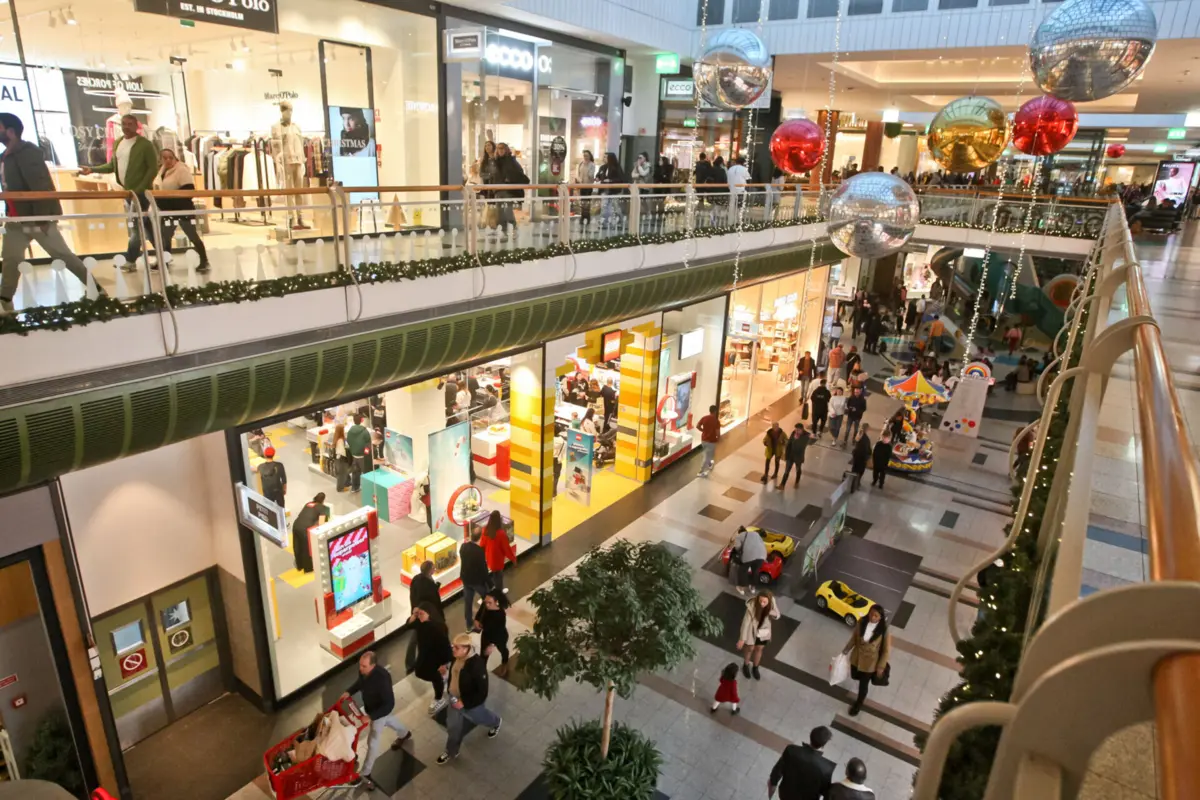 Imagem de contexto do artigo "Senhores deputados, trabalhem ao domingo e por turnos para verem.” Parlamento rejeita encerramento do grande comércio ao domingo