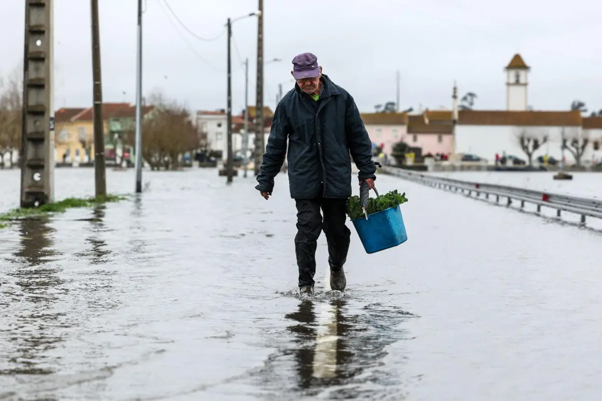 Imagem de contexto do artigo Resposta psicológica à tempestade está a trazer "caos onde já havia caos"