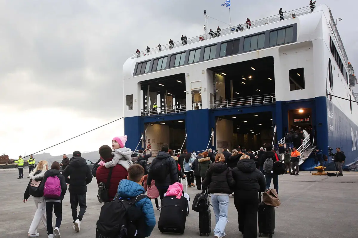 Imagem de contexto do artigo "As pessoas estão em pânico." Milhares já deixaram a ilha grega de Santorini devido aos sismos