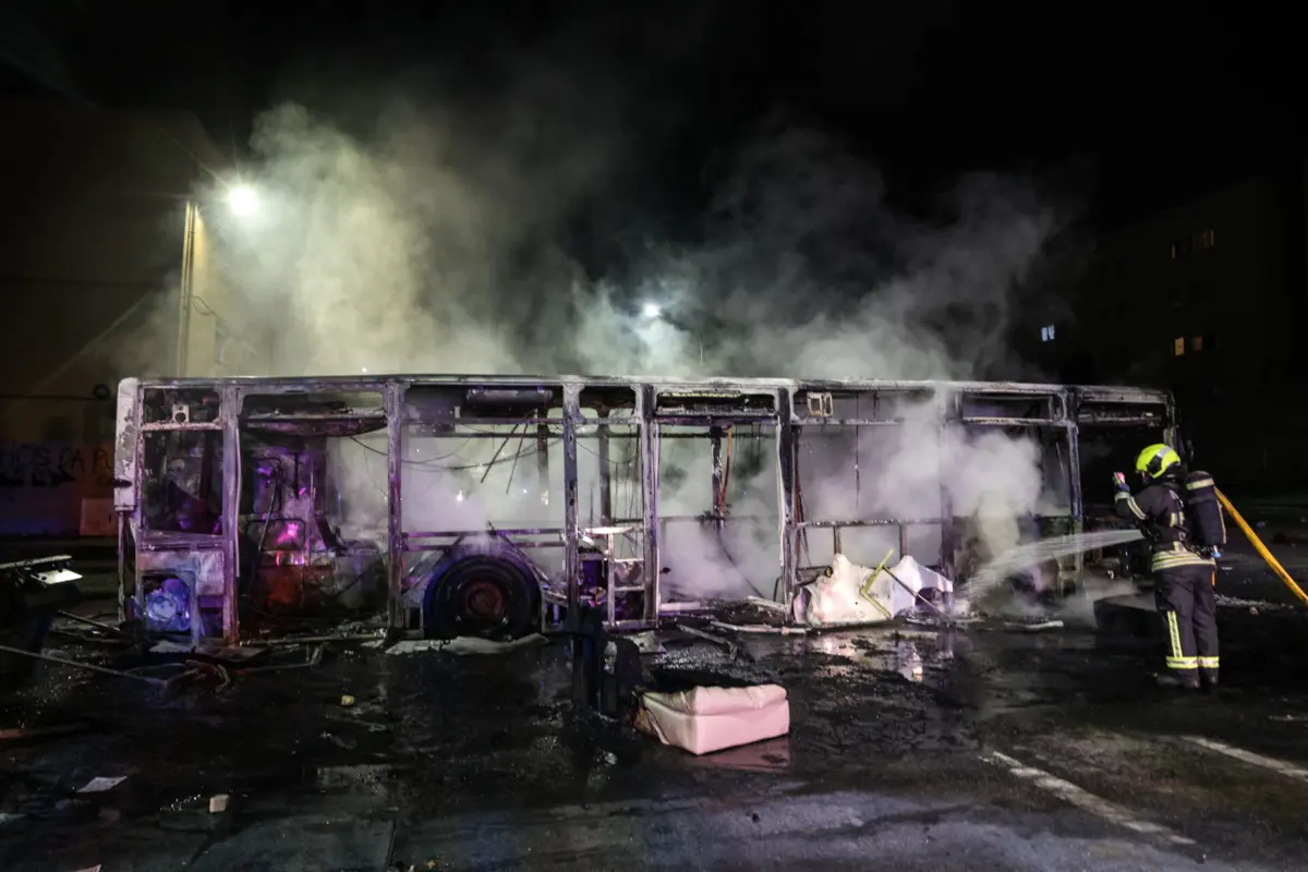 As chamas consumiram o veículo