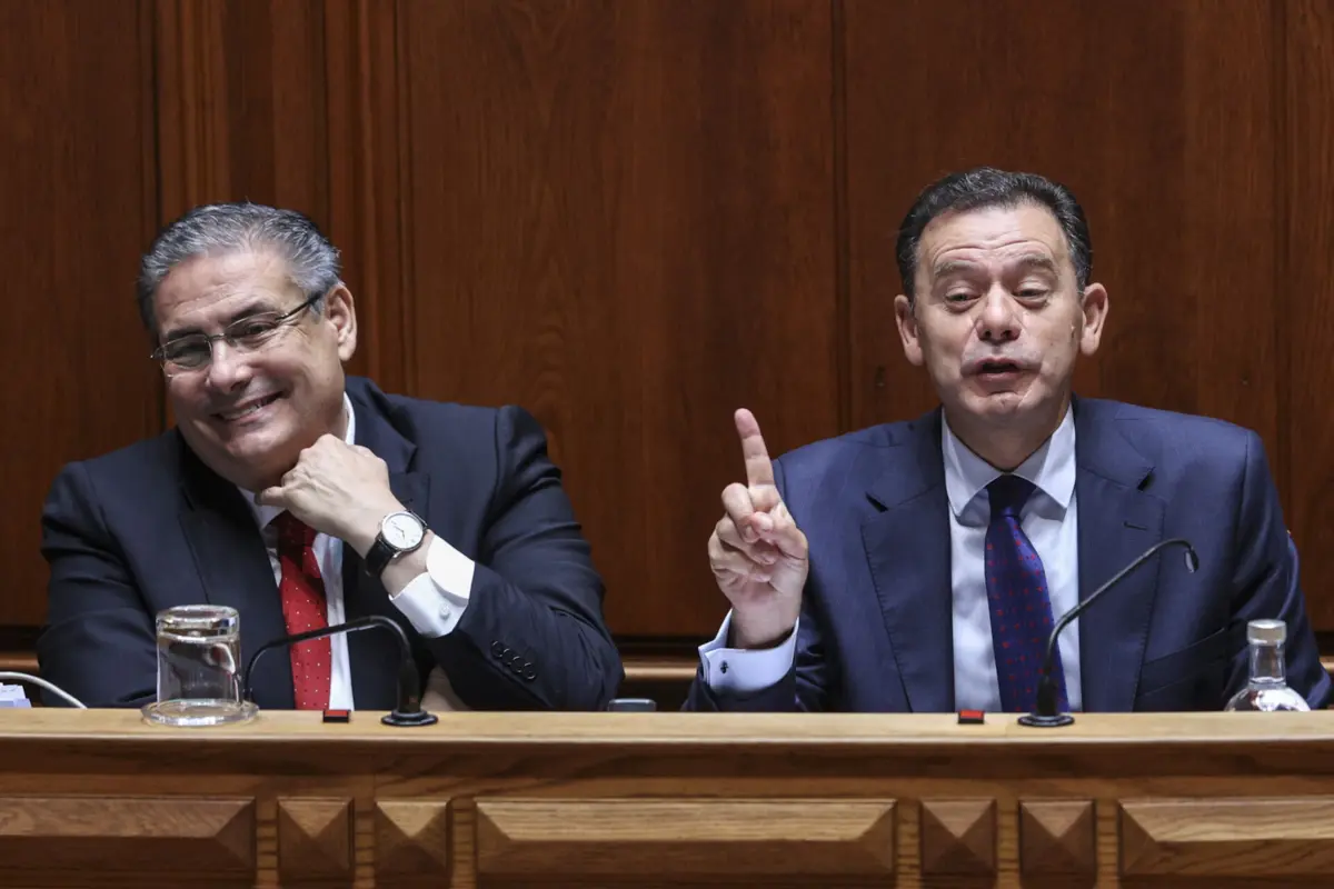 Imagem de contexto do artigo Rangel e o partido "do meio", esquerda fala em "miseráveis", Ventura e o "fora de jogo", Carneiro não é assessor e Leitão quer cortar. Rejeição chumbada