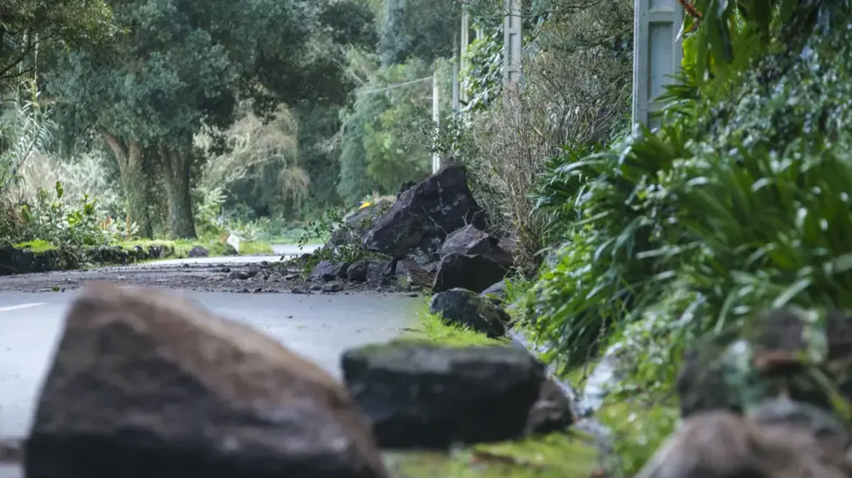 Imagem de contexto do artigo Desaconselhada circulação em estrada atingida por derrocada em São Miguel