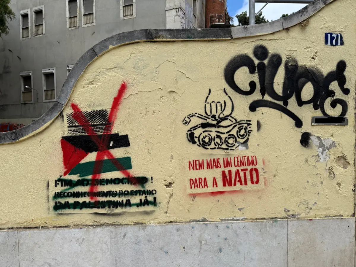 O grafite relativo à Palestina está vandalizado, sendo que a imagem do lado está intacta