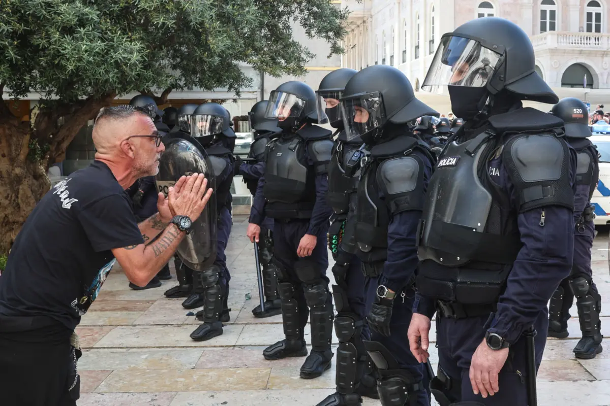 Imagem de contexto do artigo "Para não atrapalhar investigações em curso." Operação contra milícia justifica ausência da extrema-direita no RASI