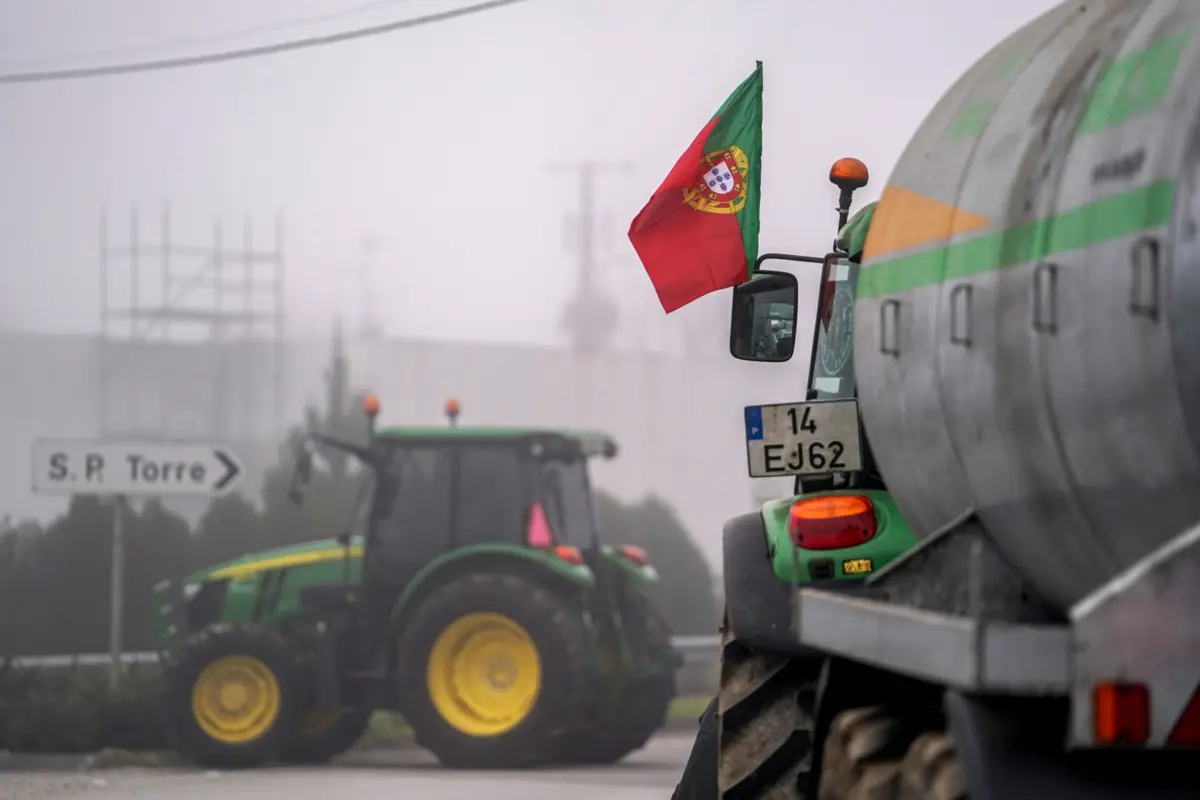 A rotunda de São Pedro da Torre da Estrada Nacional 13 esteve cortada à circulação desde manhã
