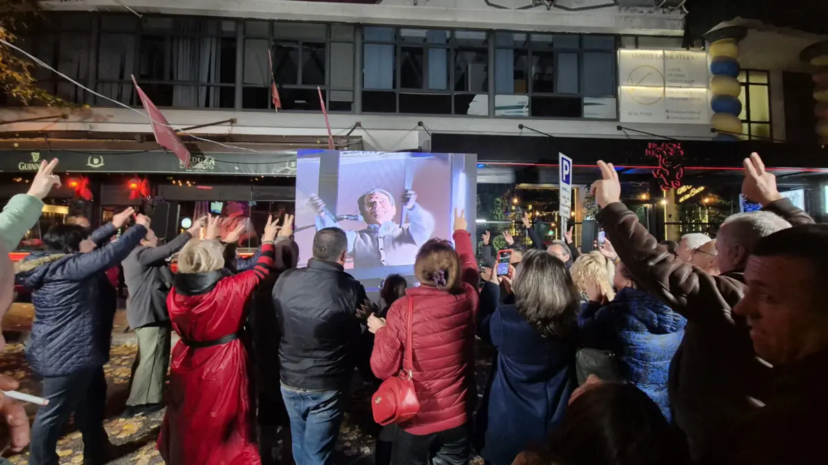 Imagem de contexto do artigo A quase-religião albanesa em peregrinação diária: opositor preso em casa já fez centenas de comícios à janela