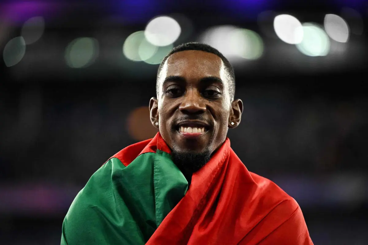 Para chegar à prata, o atleta de origem cubana, recordista de Portugal com 18,04 metros, fez o seu melhor salto a 17,84